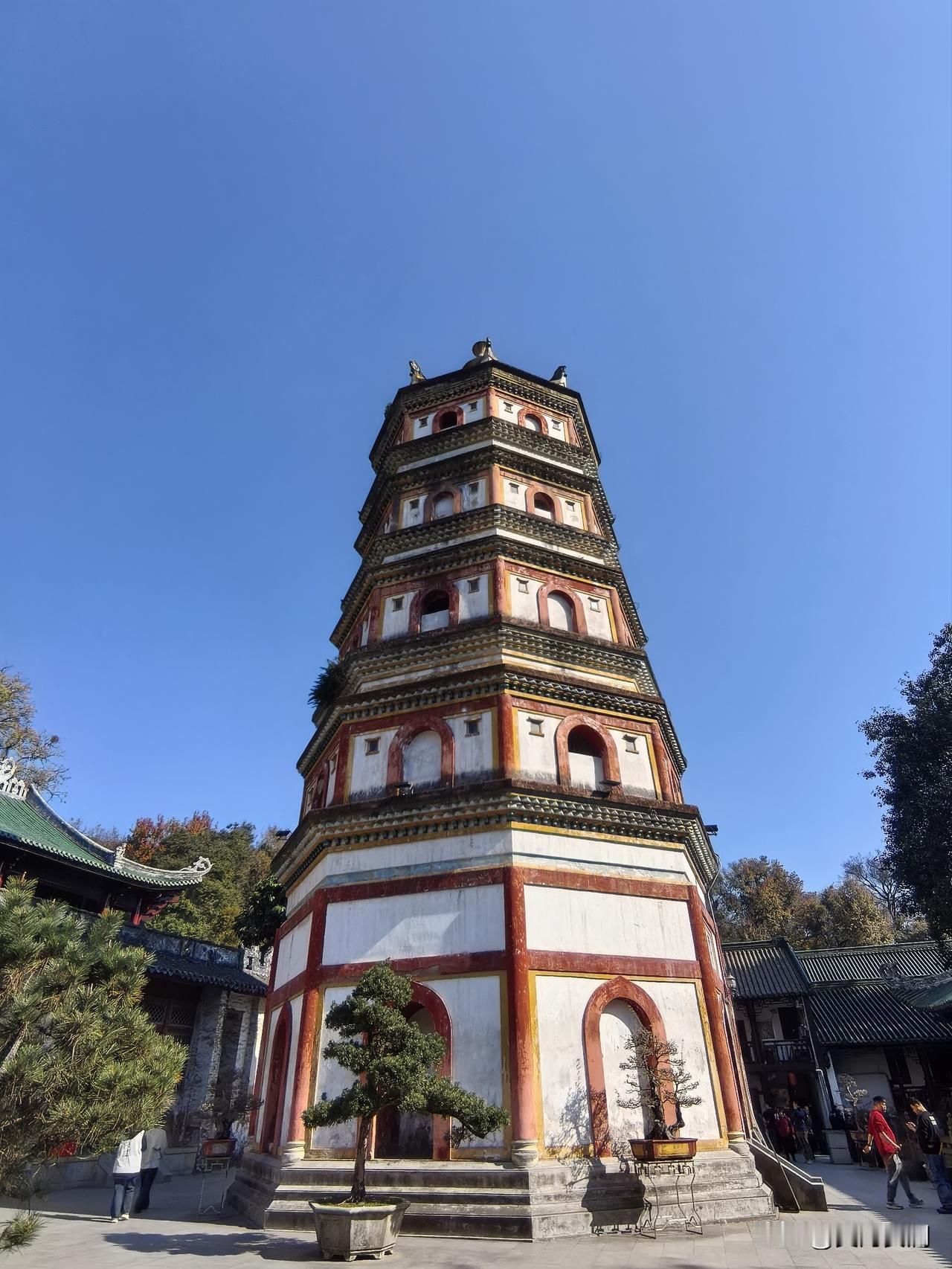 深冬之际，暖阳倾洒，暖意盈身。我前往华南寺，只为瞻仰惠能六祖真身。踏入寺门，香烟