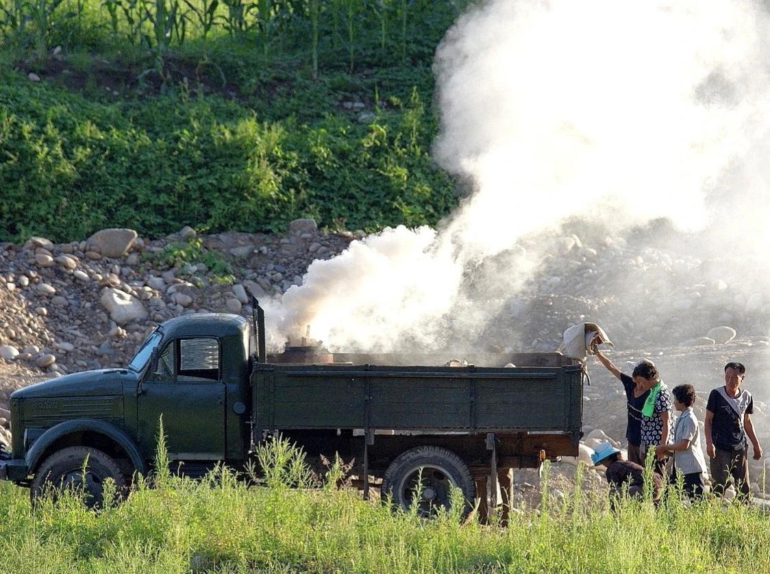 烧木柴的蒸汽汽车，目前可能全世界只有朝鲜还在使用，我们国家建国初期有些运输公司曾