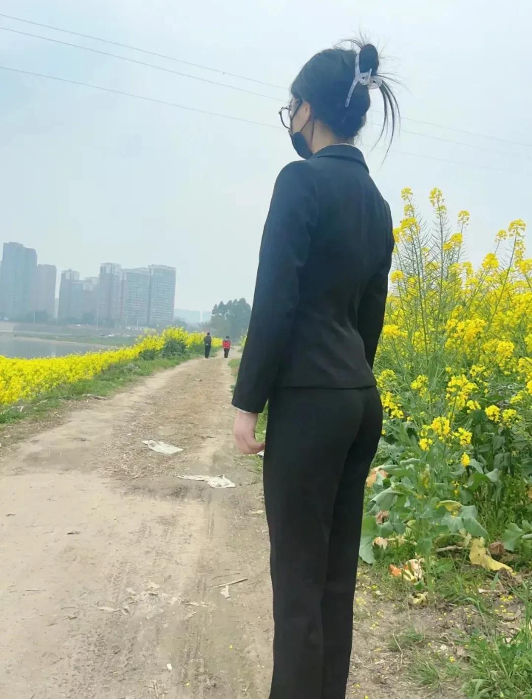 美丽的置业顾问，职业装户外办公