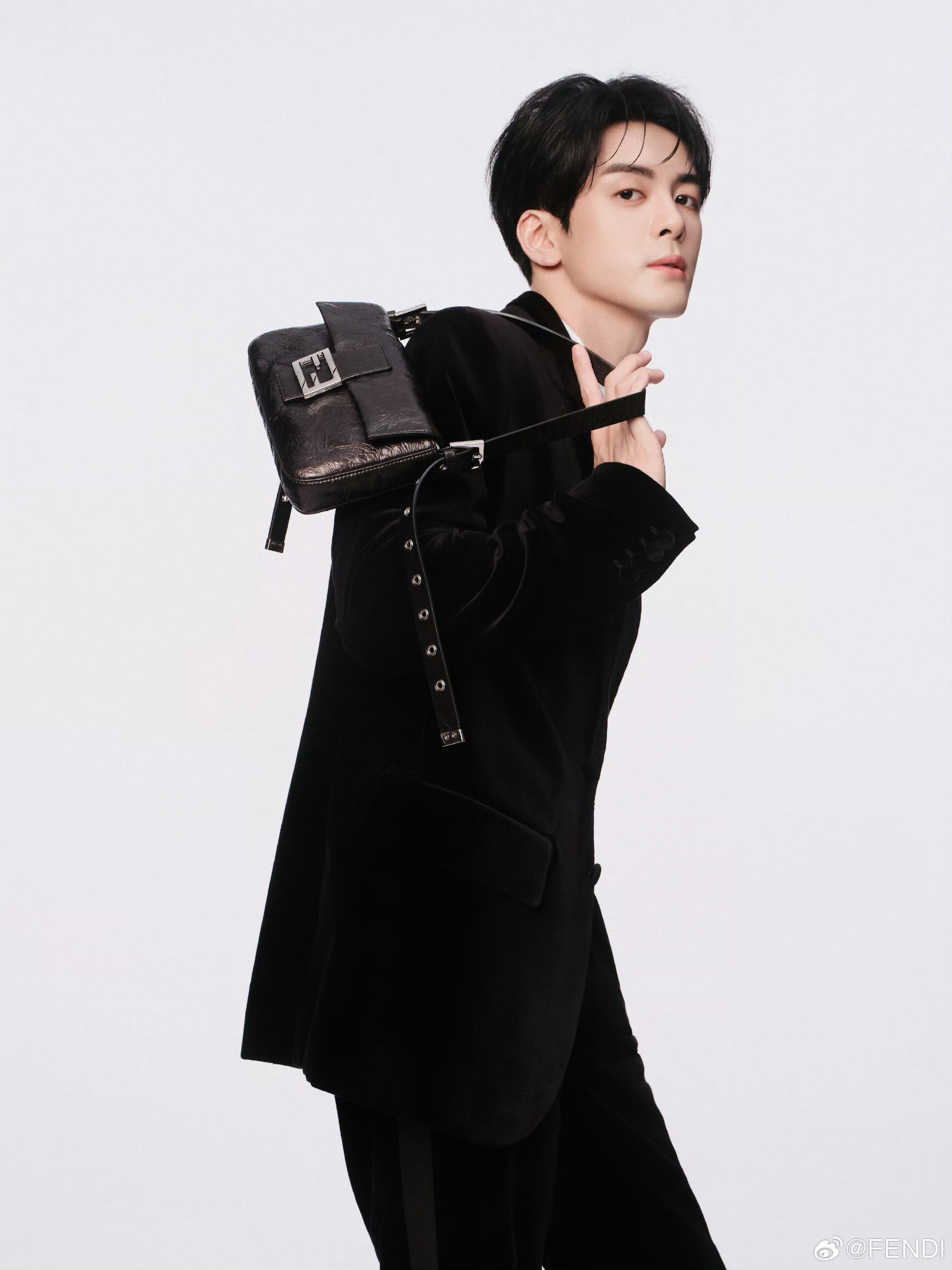曾舜晞出镜Fendi 全新宣传大片，身穿品牌2026秋冬超季礼服，搭配Bague