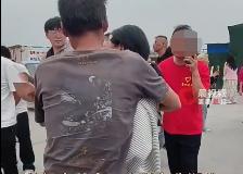 这一身泥巴送考的父亲，丝毫不逊于朱自清笔下的《背影》！

这个联想很动人。一身泥