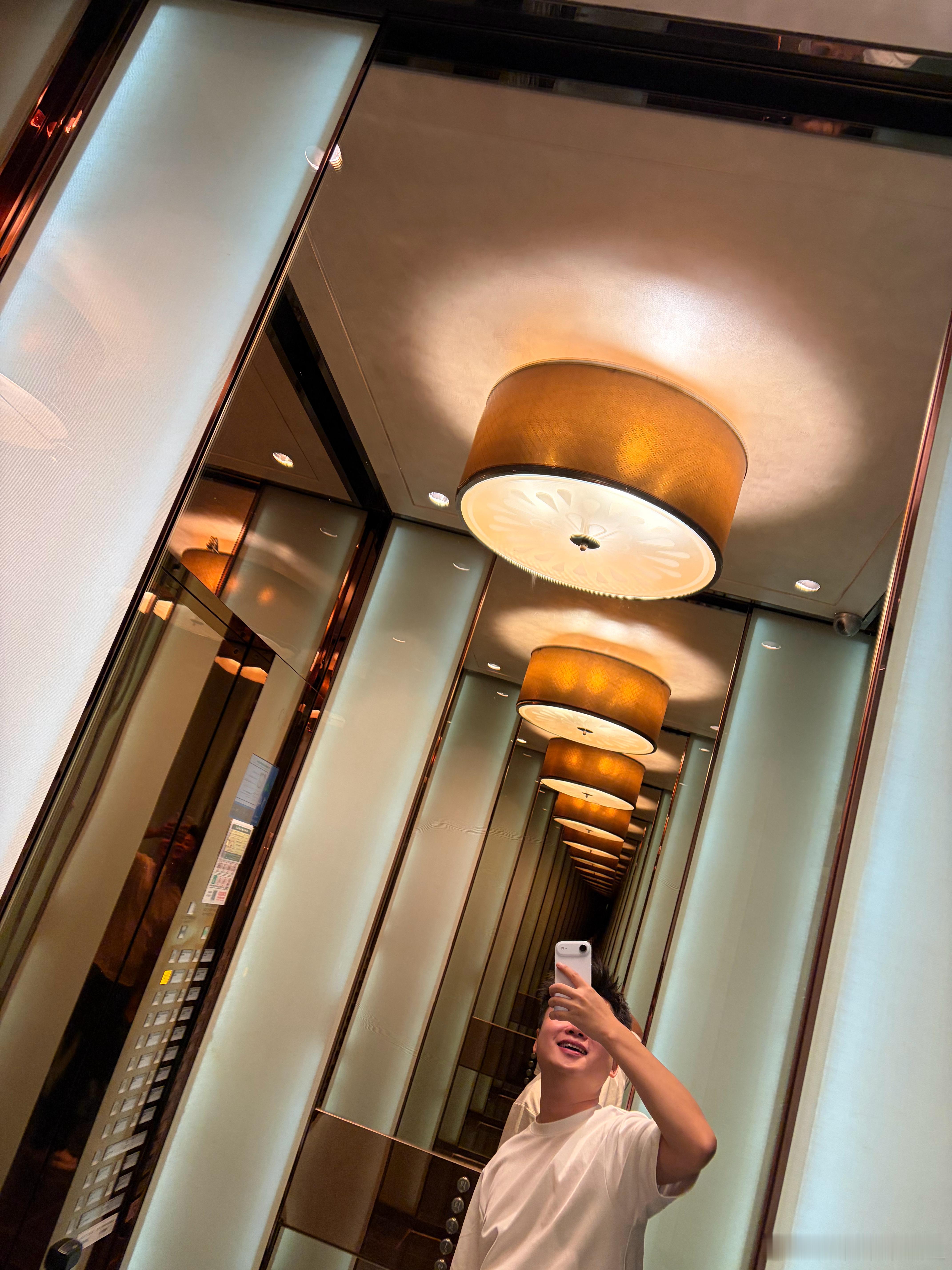 开心的合不拢嘴 