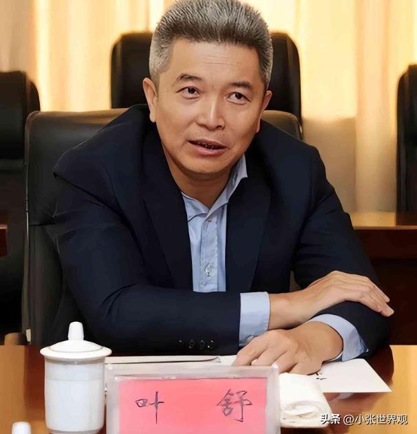 2017年，曹德旺将女婿叶舒喊进了办公室里面，随后拍着叶舒的肩膀说:“你有没有信