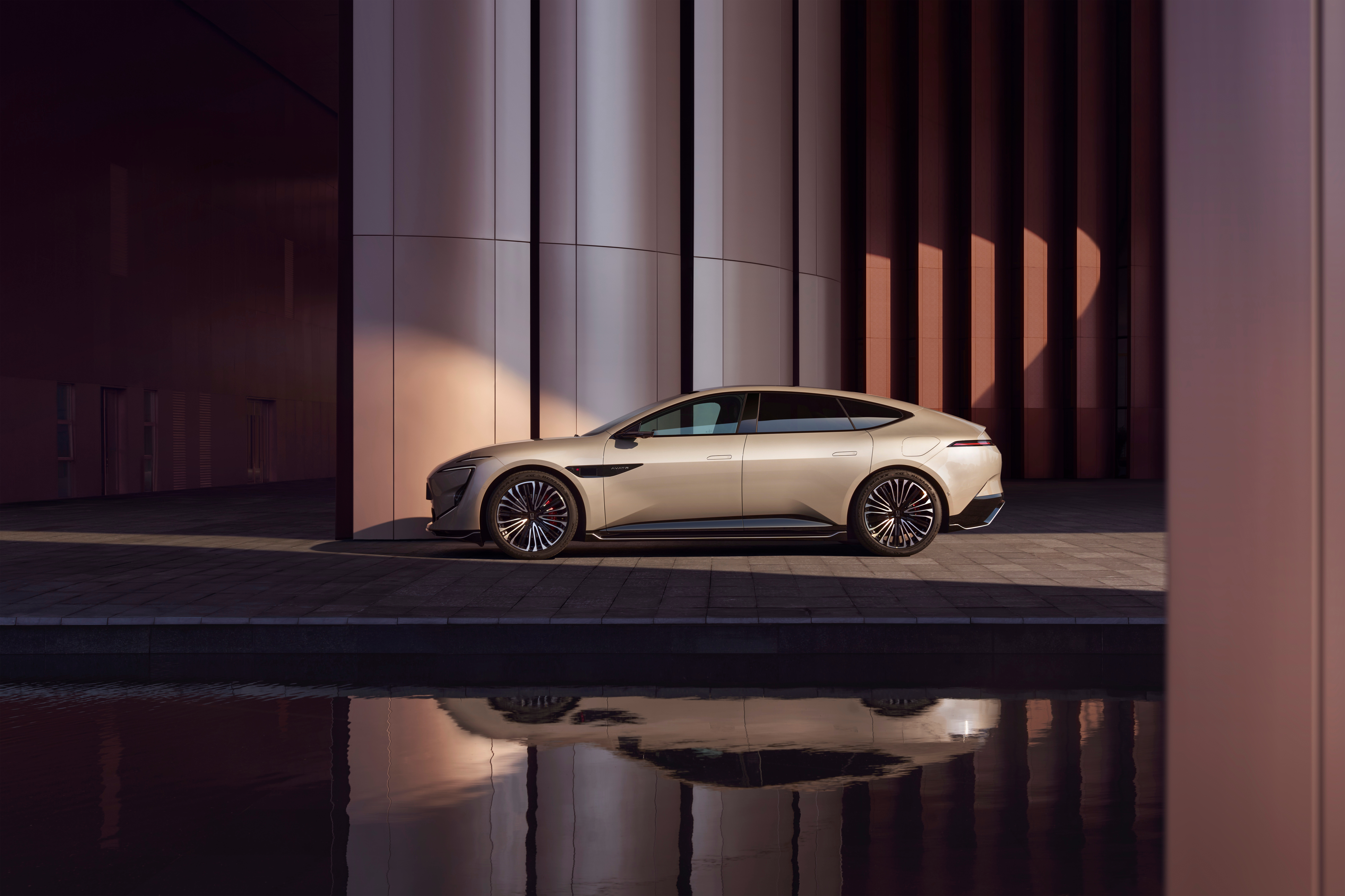 2026黄玲曦金全靠TA 阿维塔最近又“整活”了，阿维塔12曦金灰与“实力歌姬”