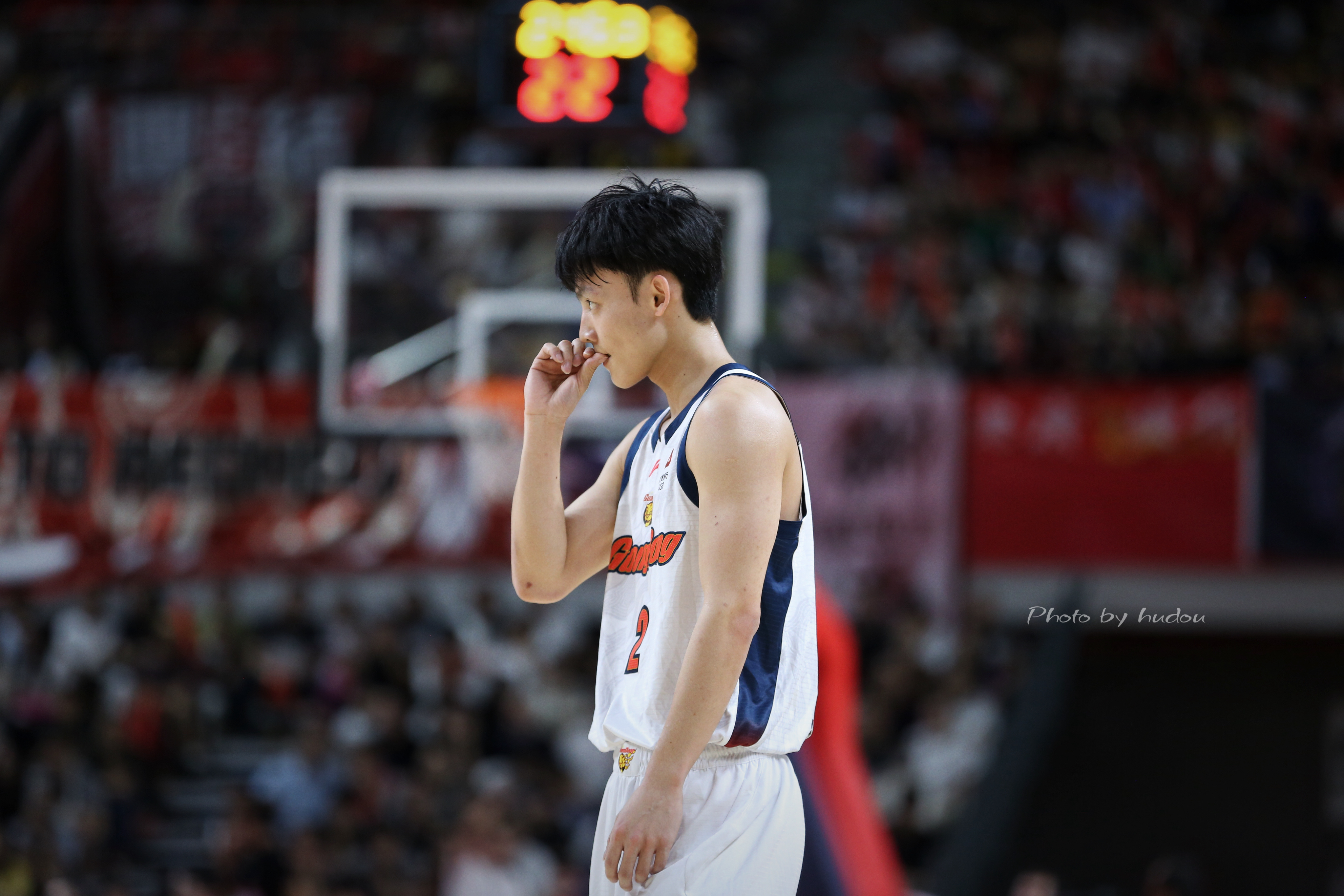这张也不错👌🏻《徐杰啃手》photobyhudou徐杰徐杰hll