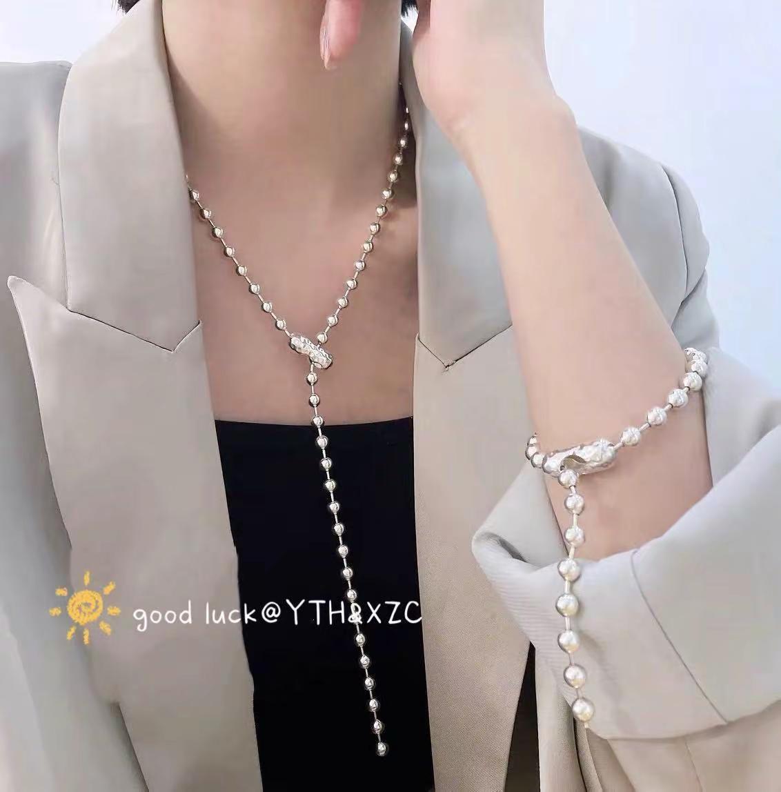 把首饰戴身上，把温柔碾碎，放入生活的锋隙里