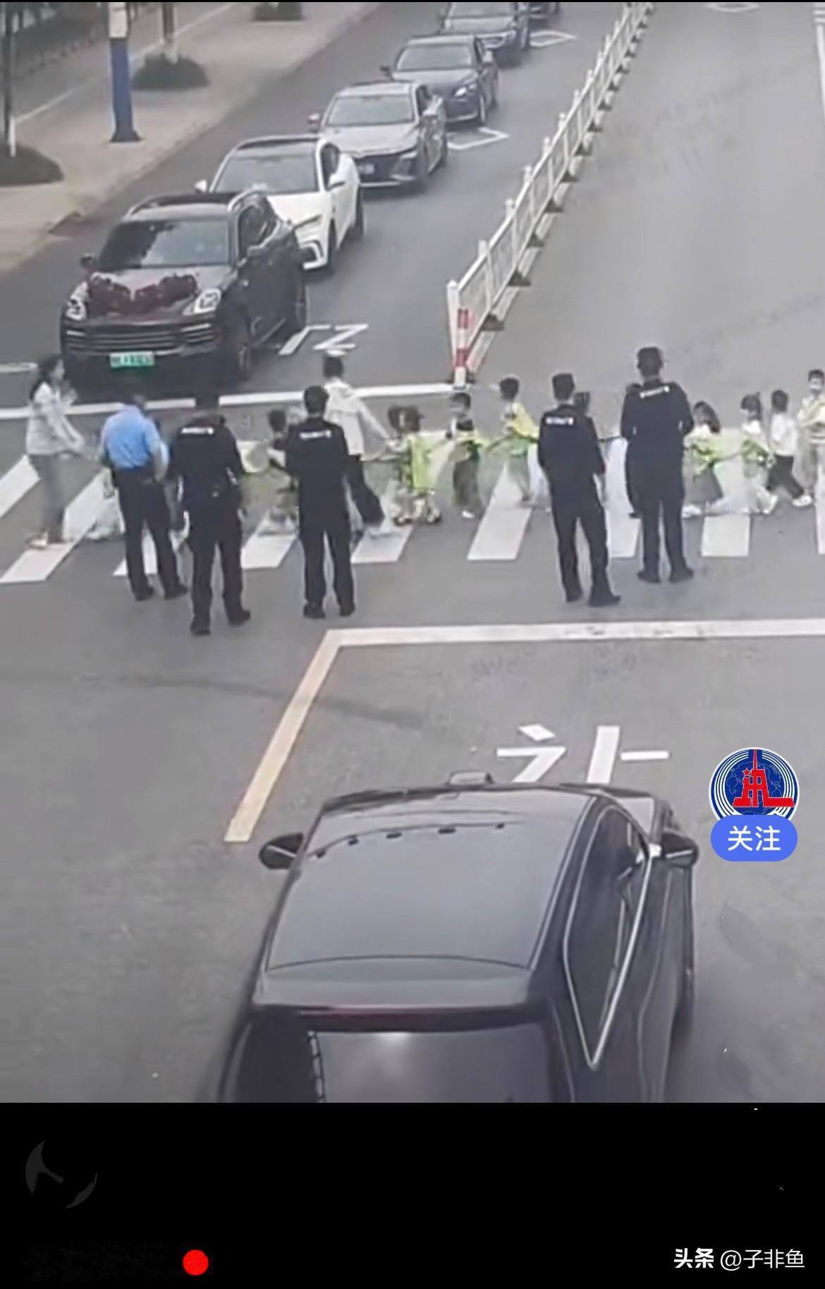 近日，安徽马鞍山一个普通的十字路口，一喜气满满的迎亲车队，正静静等候红灯，准备奔