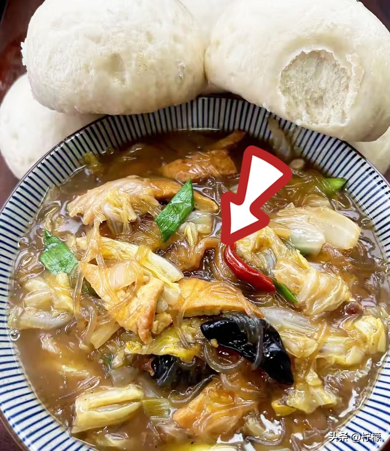 我婆婆每天早上都做烩菜，
一锅大杂烩配上馒头，公公舀一碗菜，拿两个馒头，婆婆舀一