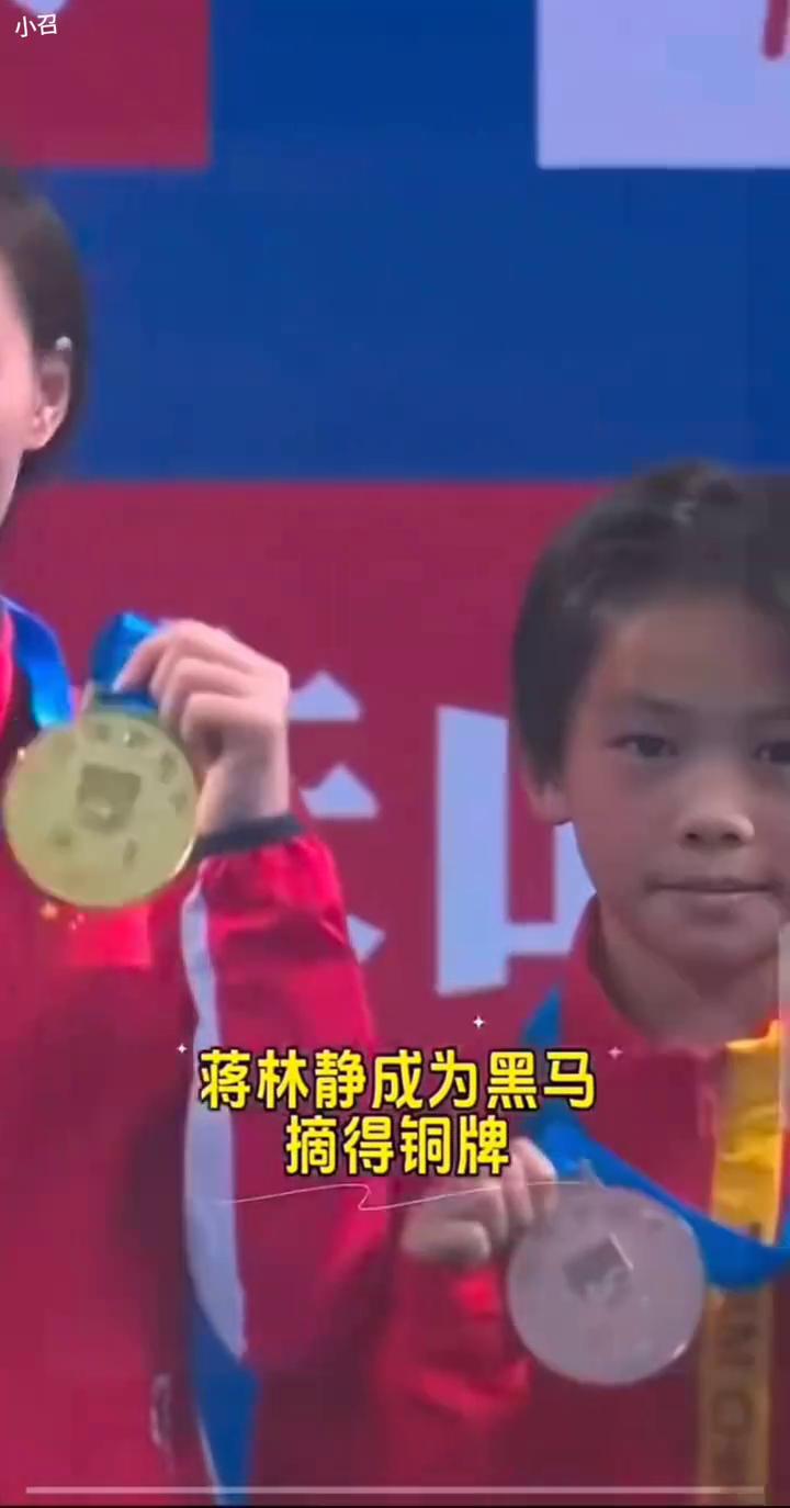 全红蝉摸脸杀，宠溺着小师妹蒋林静。
我觉得他们跳的动作很稳定，基本上不会有太大的