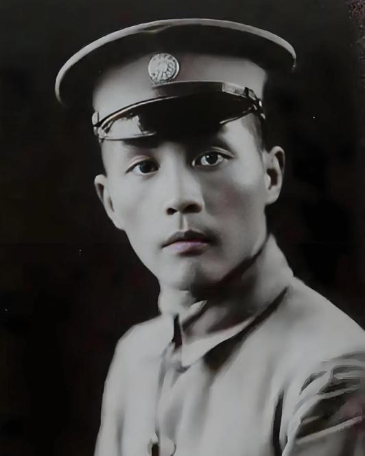 军统地方站长当众出言辱骂国军上将，一句 “老东西” 刚脱口而出，就被对方当场开枪