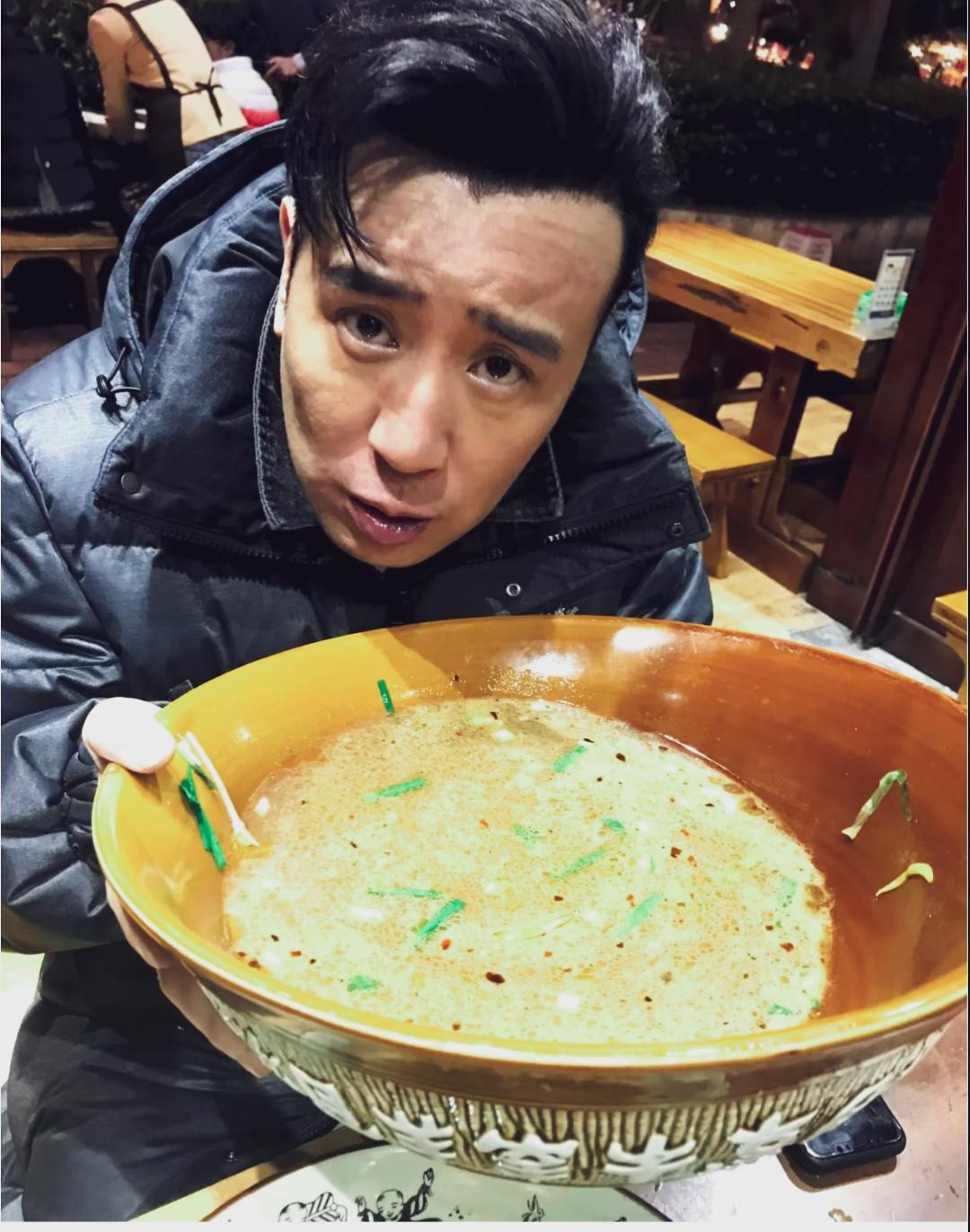 夜市小摊前，于和伟捧着巨型汤碗出镜，褪去荧幕气场，满是接地气的烟火。