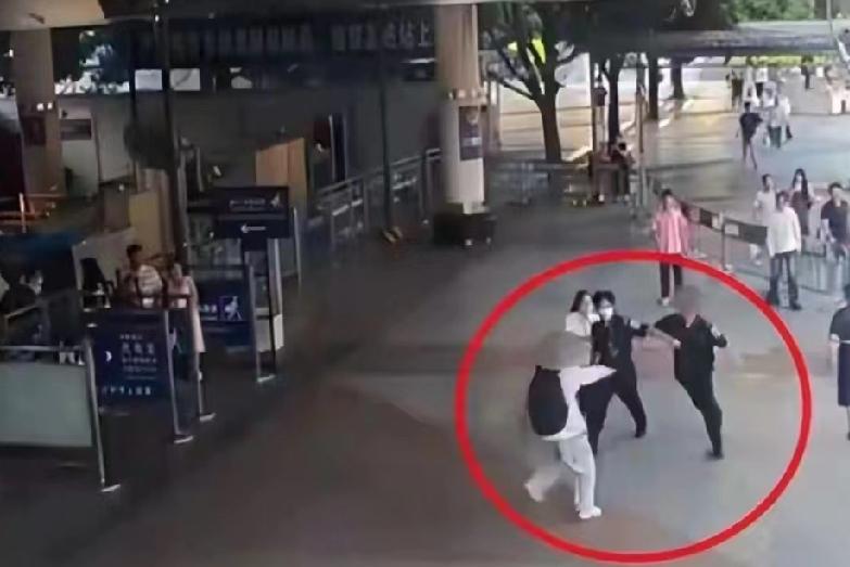 南宁火车站安检员追打旅客，推一下就动手，互殴认定让人懵。

那天张棂在南宁站错过
