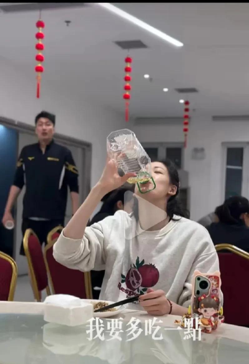 他蹲在路边吃盒饭，手里攥着还没拆封的药瓶。
身后是刚送完的最后一单外卖，电动车还