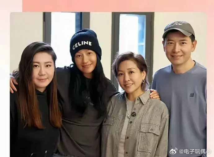 戴军生活在泰国，与好友相聚在这里！照片中有李小萌，还有谁 