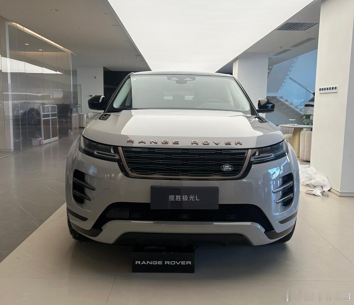 王星越的副驾还缺人吗   揽胜极光L谁说车只是代步工具？当揽胜极光L与王星越同框