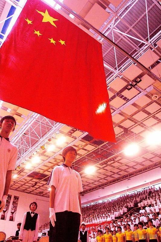 升旗仪式搞中英双语？这崇洋媚外的“表演”，真该叫停了！

升国旗，奏国歌，行注目