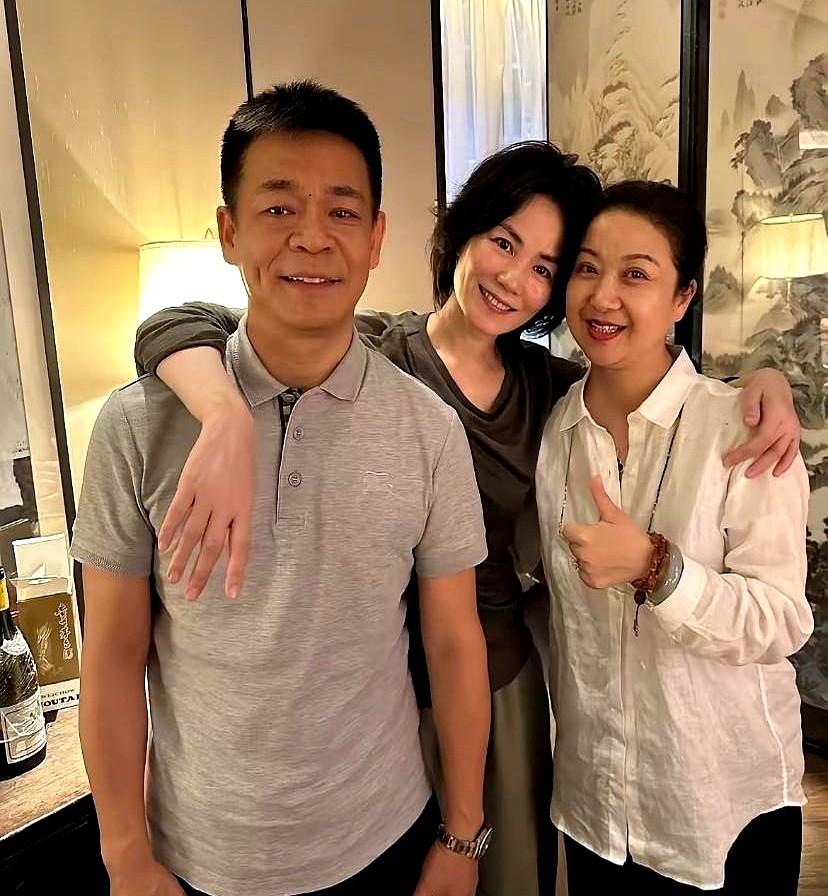 看到王菲和孙浩、任小蕾这张合影，感觉她和大众印象里那个“冷一点”的形象，完全不是