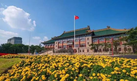 在上海江湾，有一座极具中式古典气质的网红老建筑，翠绿琉璃瓦飞檐翘角、恢弘大气，它