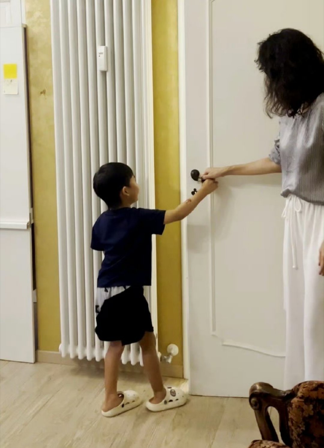 #章子怡汪峰儿子侧脸# 照曝光，一位小帅哥正冉冉升起！！#ip风向标# ​​​