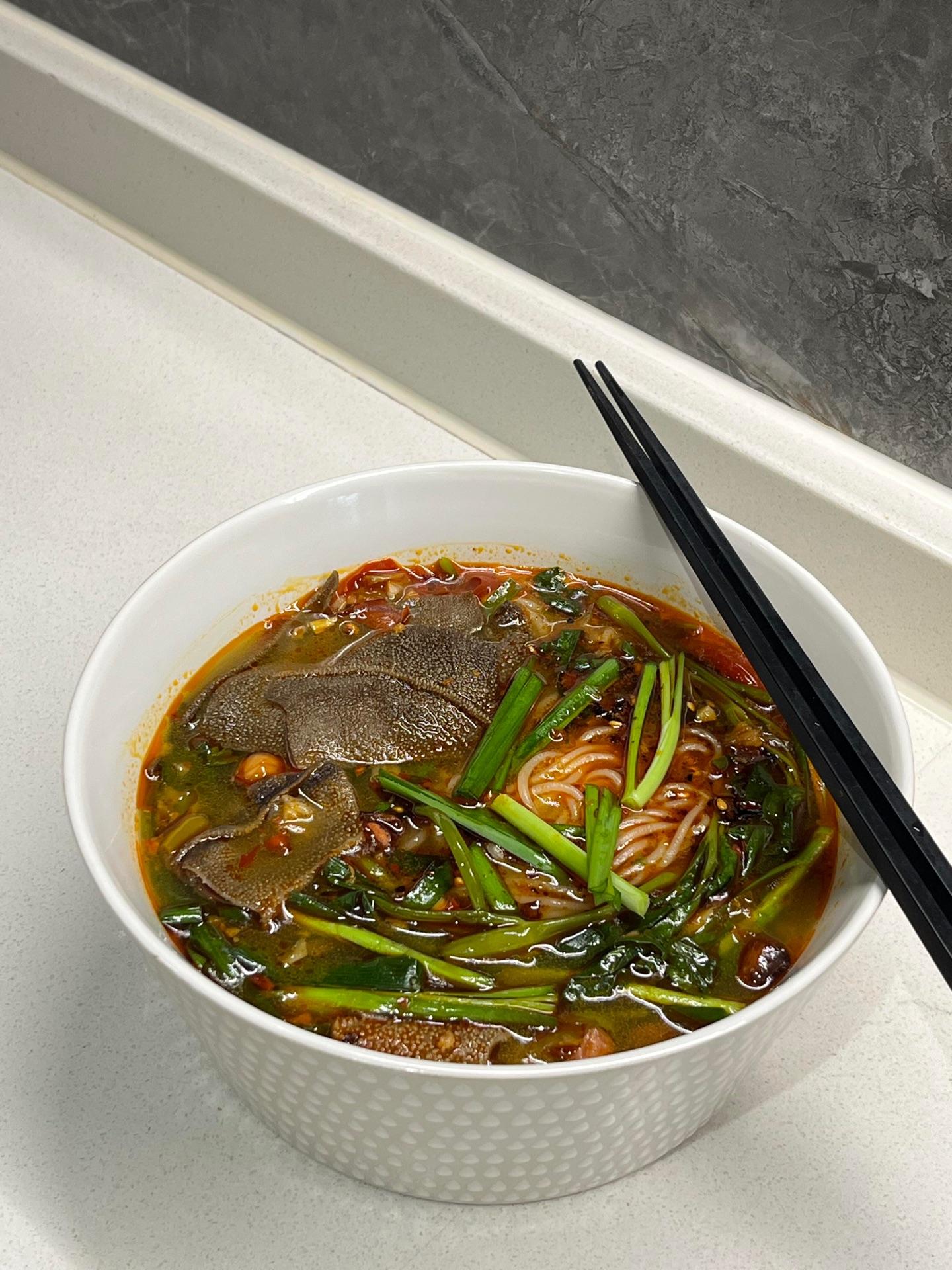 在家做出来巨好吃的泡椒毛肚米线。谁能不爱 脆脆的毛肚 加上泡椒的香辣 ...
