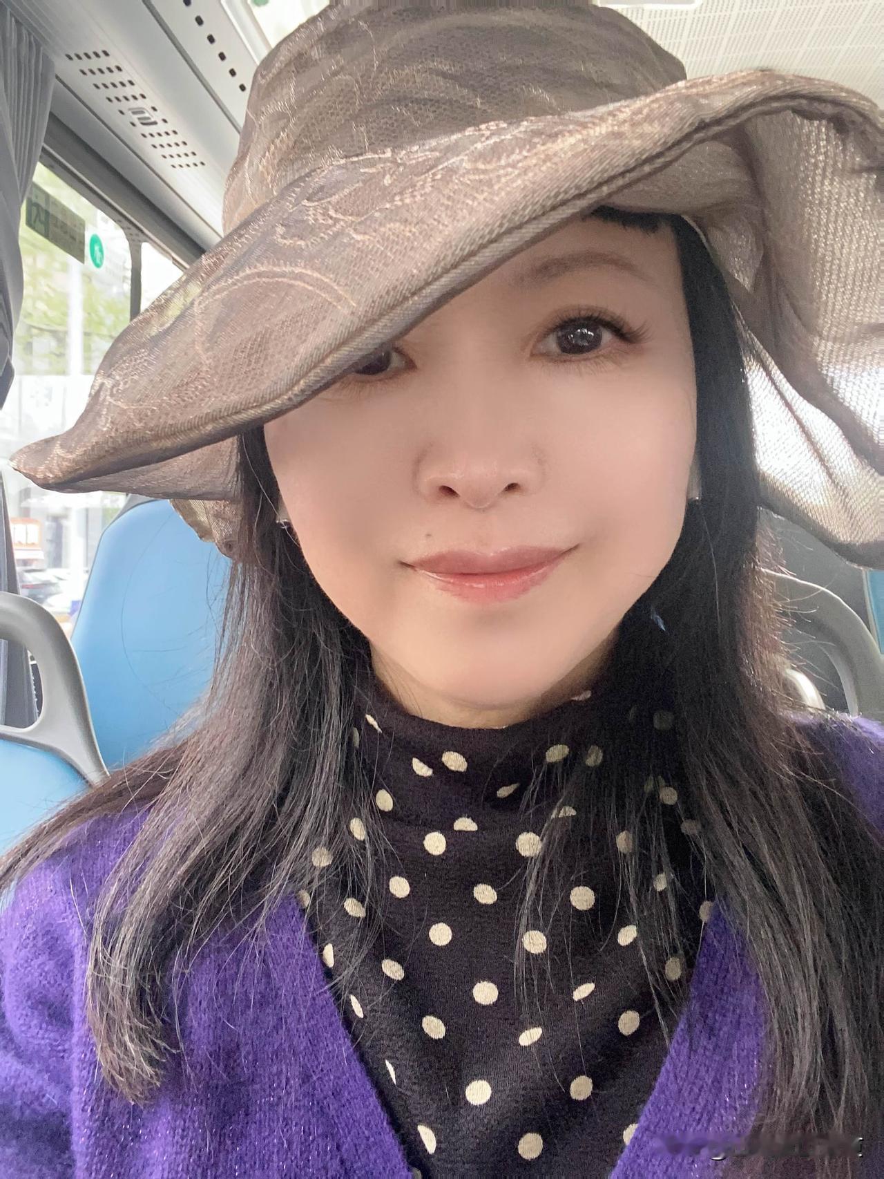 昨天中午趁股市休息的一个半小时去同事家取我网购薅的“羊毛”，嗯，只有她家那个小区