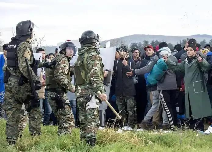 乌克兰适龄男性外逃与人性、卫国的选择
据报道，截至2025年8月，乌克兰目前人口