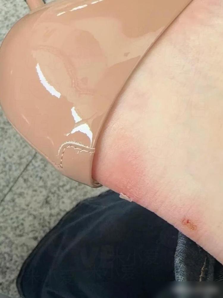 本来今天心情挺好，特意翻出了那双一直舍不得穿的漆皮裸色高跟鞋，想着用它配牛仔裤出