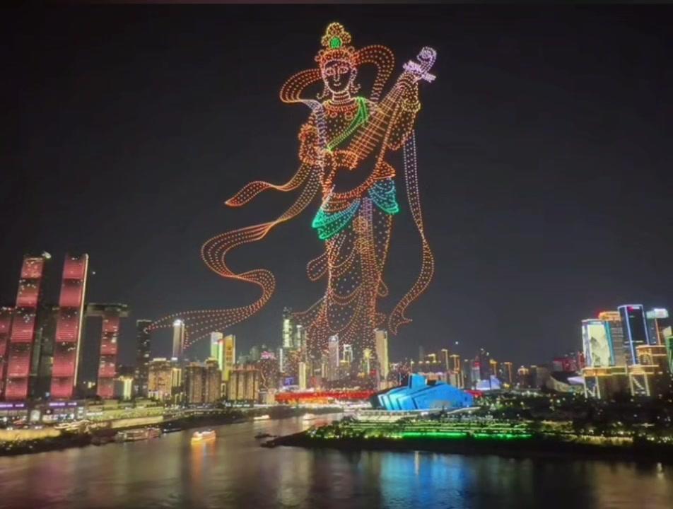 今晚的重庆，夜空成了最大的画布。千架无人机腾空而起，用流光作笔，在墨蓝天幕上勾勒