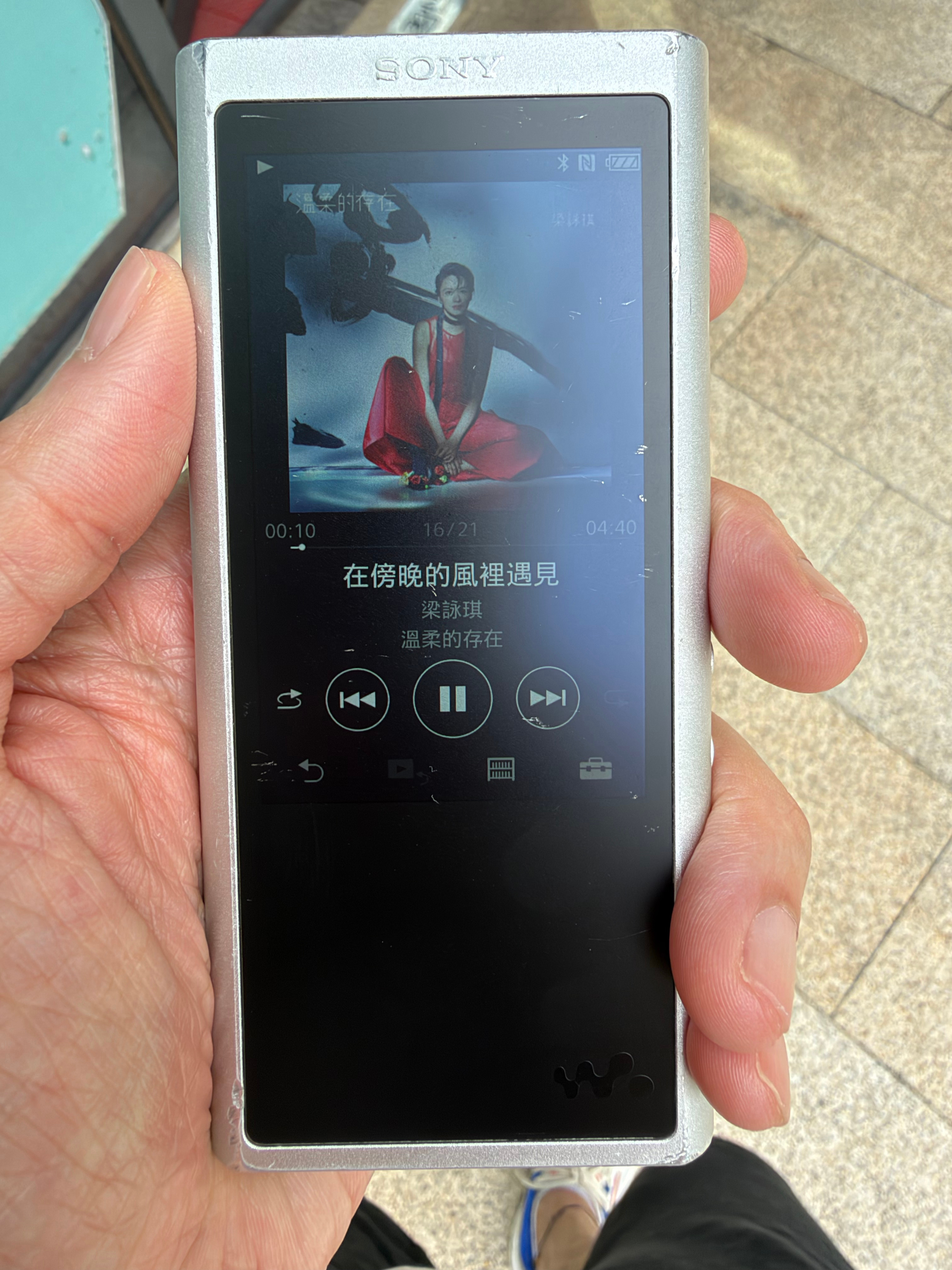 第一次听梁咏琪这首《在傍晚的风里遇见》的时候，觉得挺寡淡的…今天混着其他歌手的歌