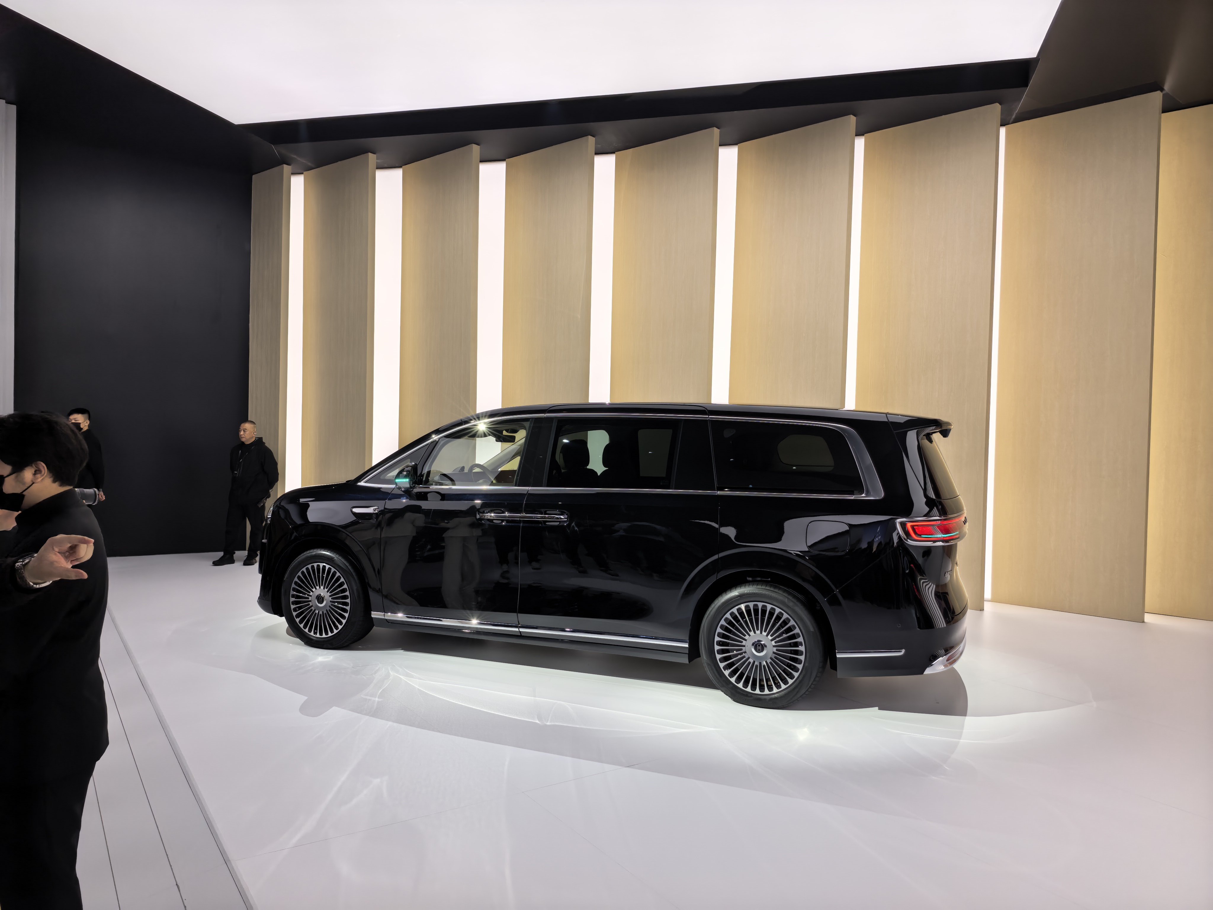 智界V9实拍，刚看到实车，体量感巨大，漆面看着很高级。整车设计风格四平八稳，方头