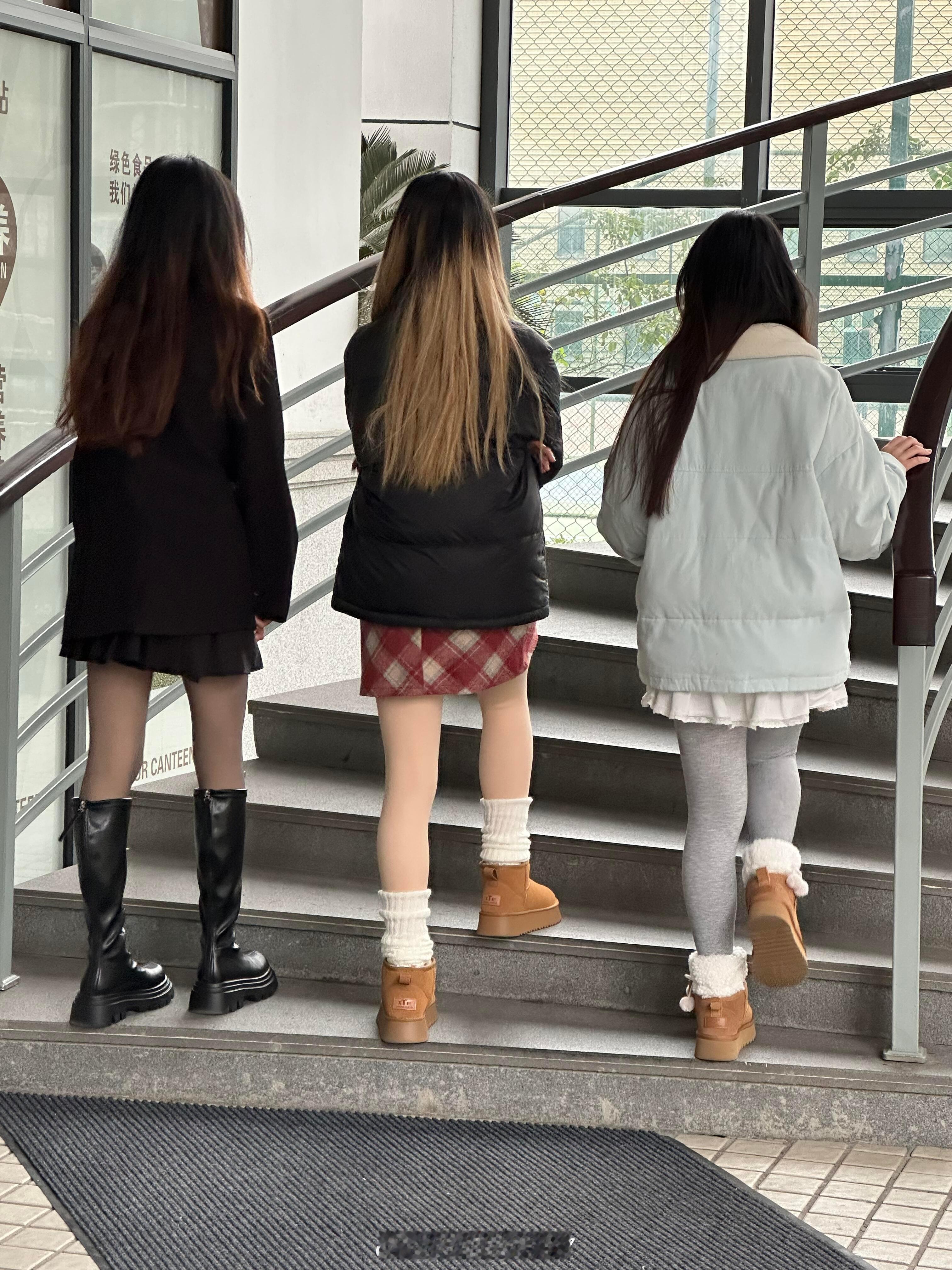 为什么现在的女生冬天都爱穿点露腿的啊。。看到大家出门都这样穿我就放心了，还担心只