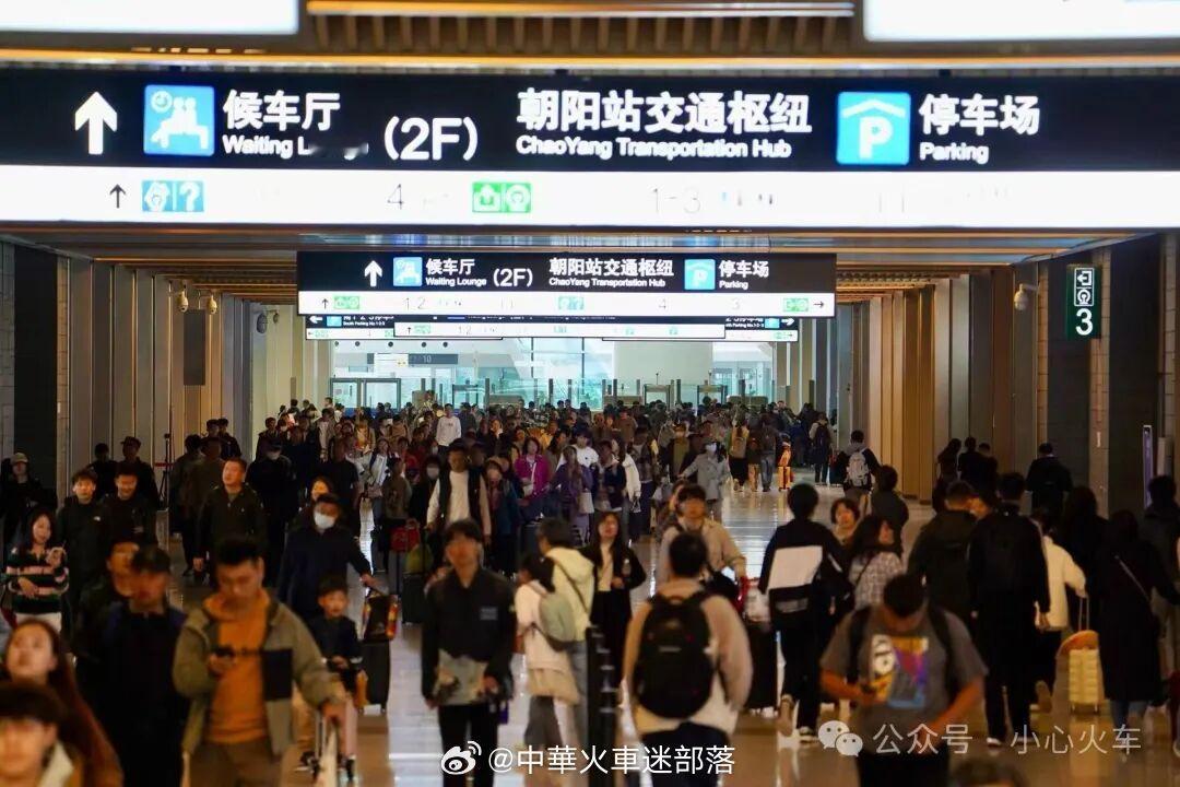 铁路头条【“五一”假期出行市场分化：民航客运量下滑 铁路客流持续攀升】“五一”假