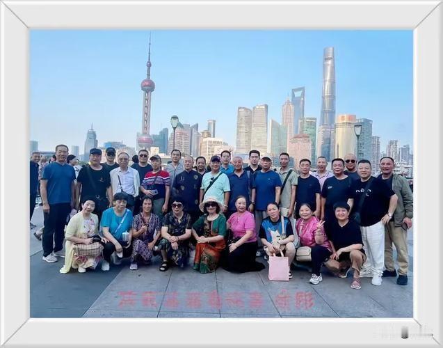 三十年前一起在新疆当兵的老战友赶在五一到上海相聚，曾经那些意气风发、皮肤黝黑的年