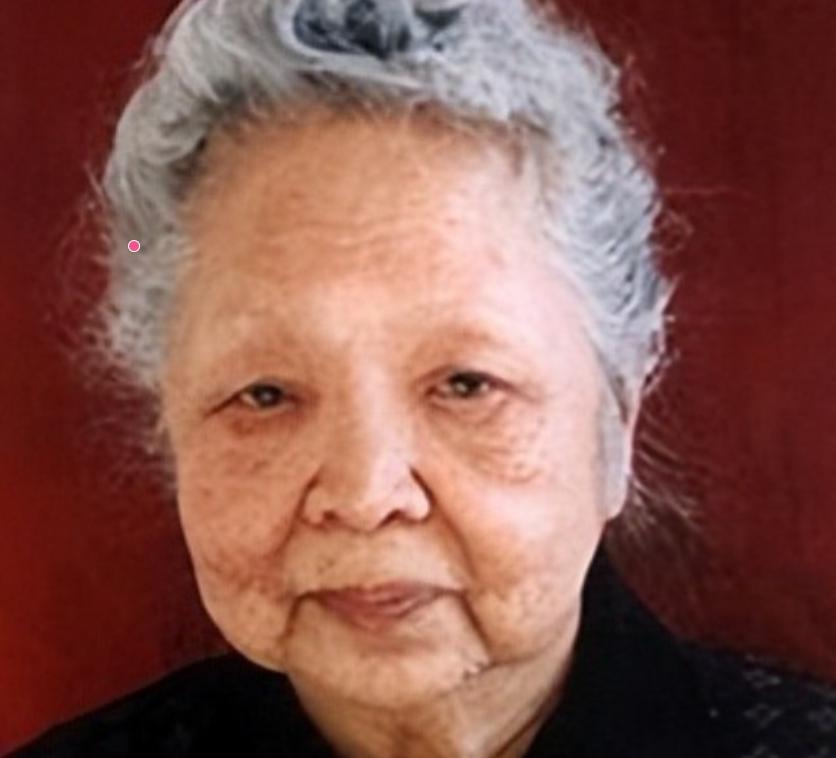 1957年，美国海关私吞了中国女人行李箱里面的6800美金，她却开心地笑了。谁也
