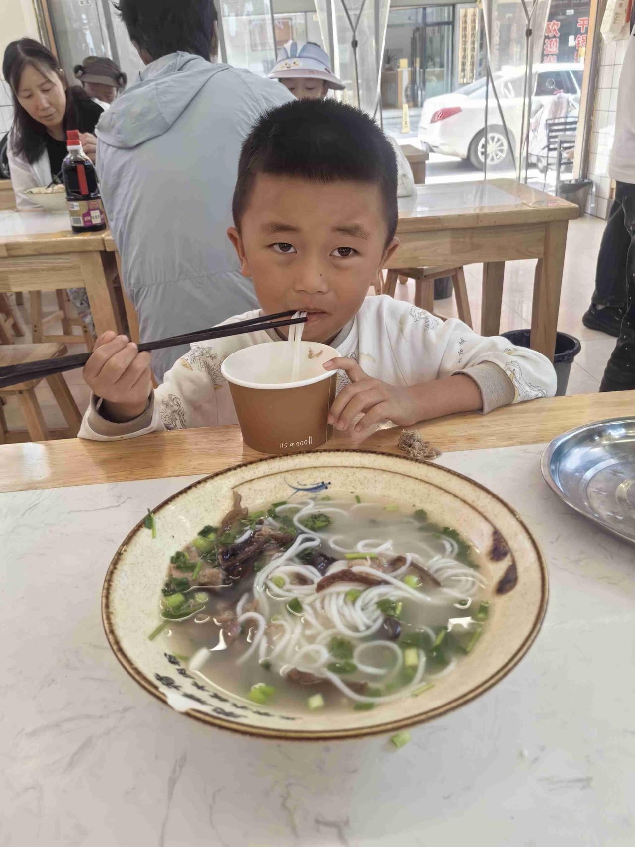来曲靖第十二天了。

我家大孙子小柚子天天早上吃羊肉米粉。

我现在一闻到这股羊