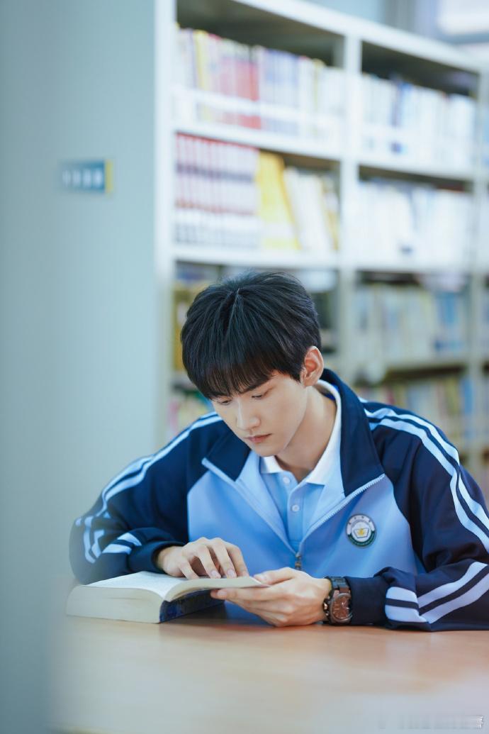 狙击蝴蝶 姐狗文学李雾的破碎感演得真好每个眼神都是故事！暗喜摸头那些小细节拿捏到