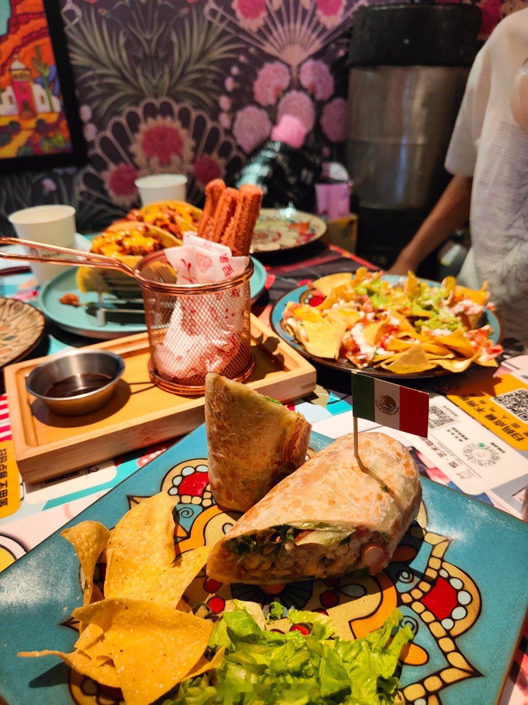 儿子点名要吃墨西哥餐，于是找了这家隐藏在闹市的弗丽达墨西哥餐厅。老板是墨西哥人，