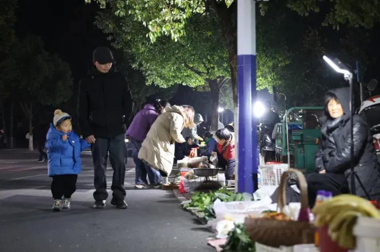 县政府门前夜市火爆：停车位洗手间全开放，绩溪夜经济焕新生！
县政府门前也能摆摊了