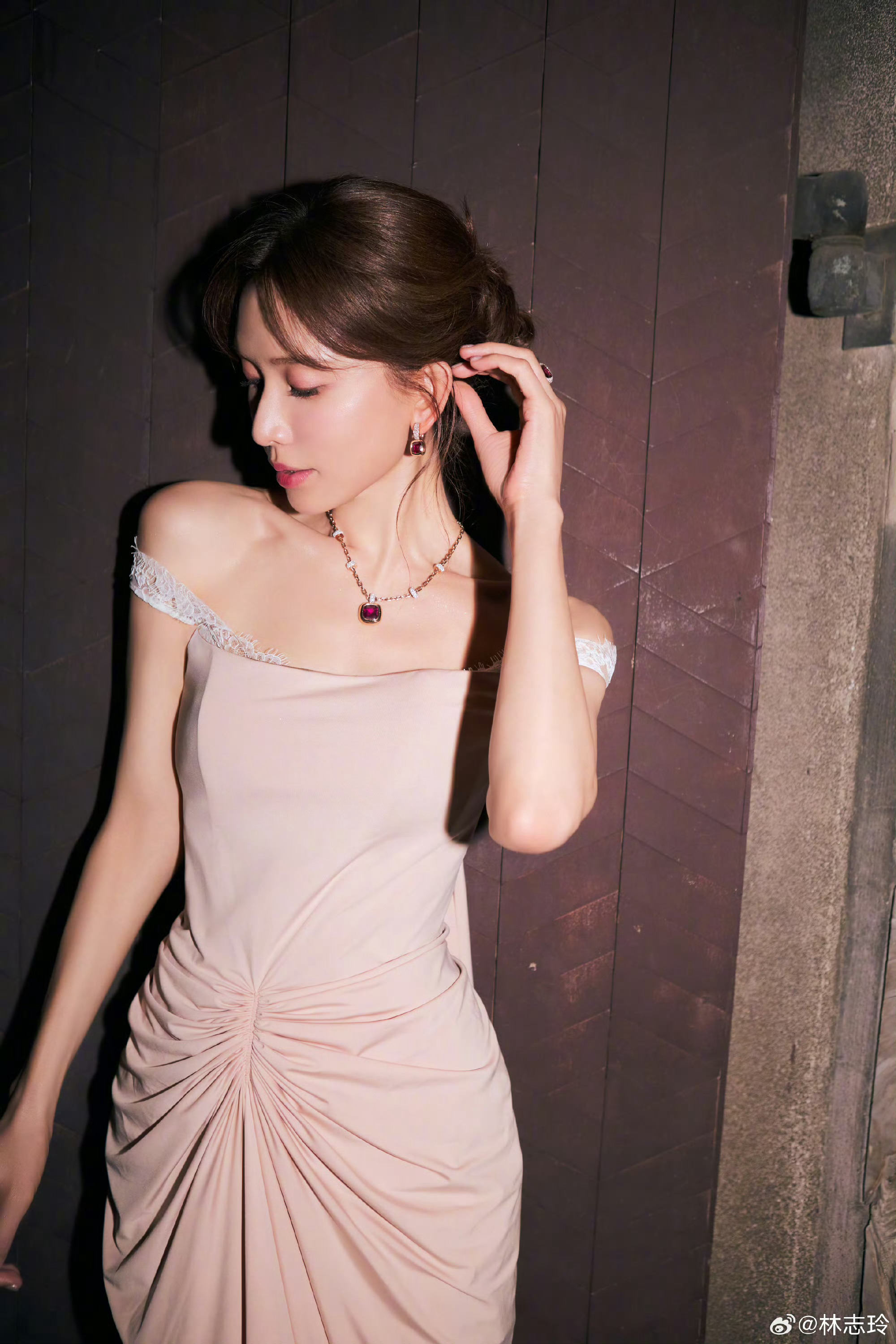 林志玲就这么优雅的跑起来了林志玲怎么跑步都能保持美貌连跑步都优雅动人，林志玲颜值