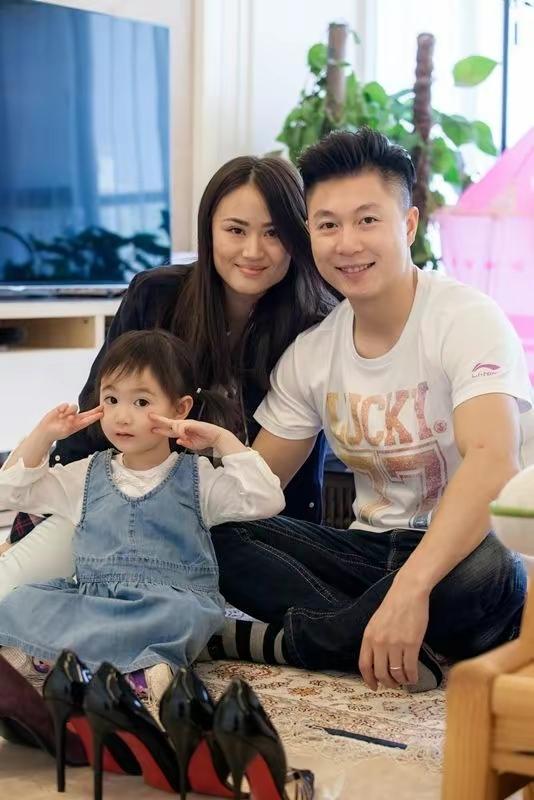 [微风]2015年 ，世界冠军李小鹏带着“美国”妻子李安琪 ，上综艺节目 。李安