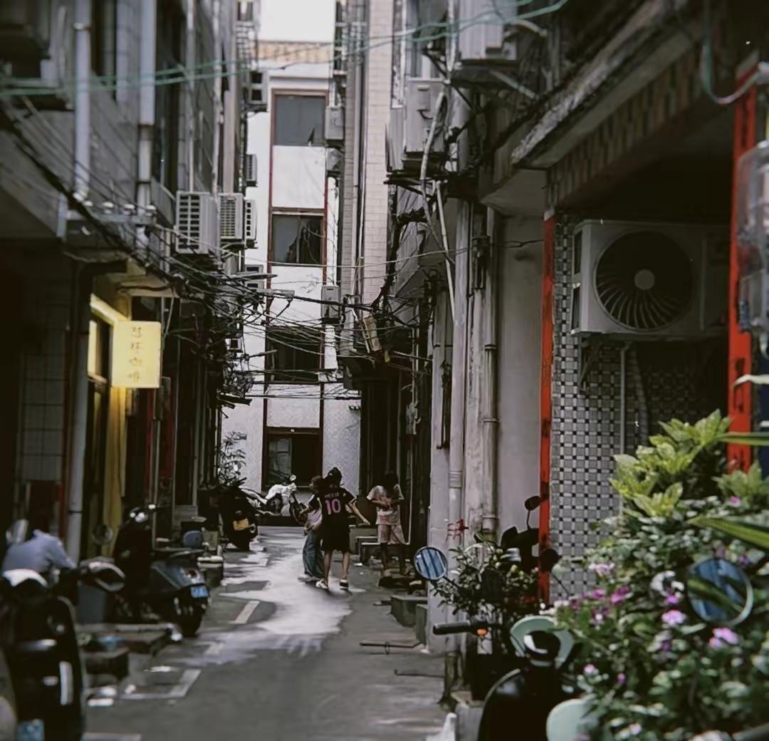 楼下便利店偶遇一位45岁的邻居，蹲在门口抽着闷烟，我递上一瓶水随口安慰，他红着眼