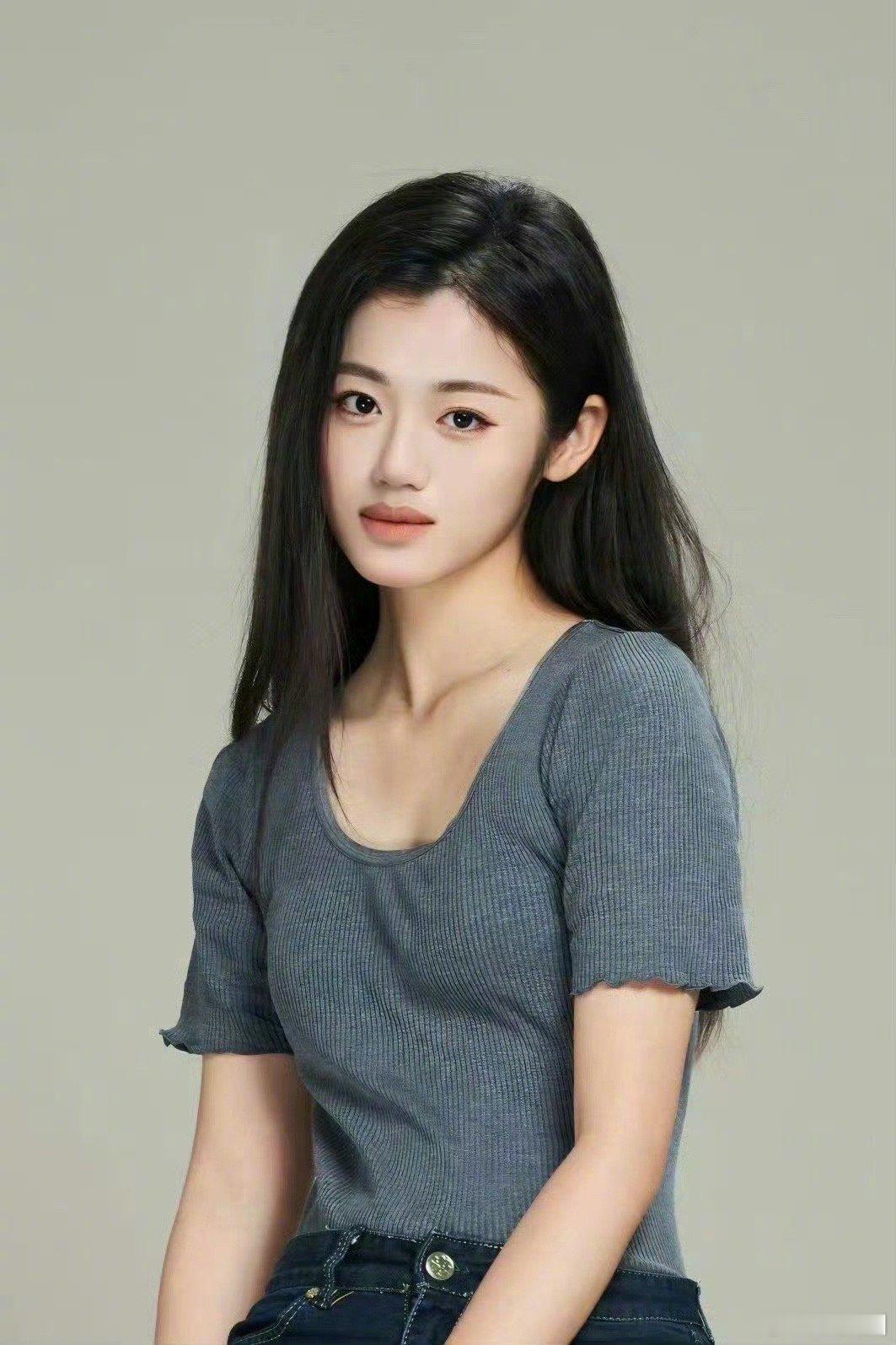 于正新签的女艺人，06年的，颜值如何～ ​​​