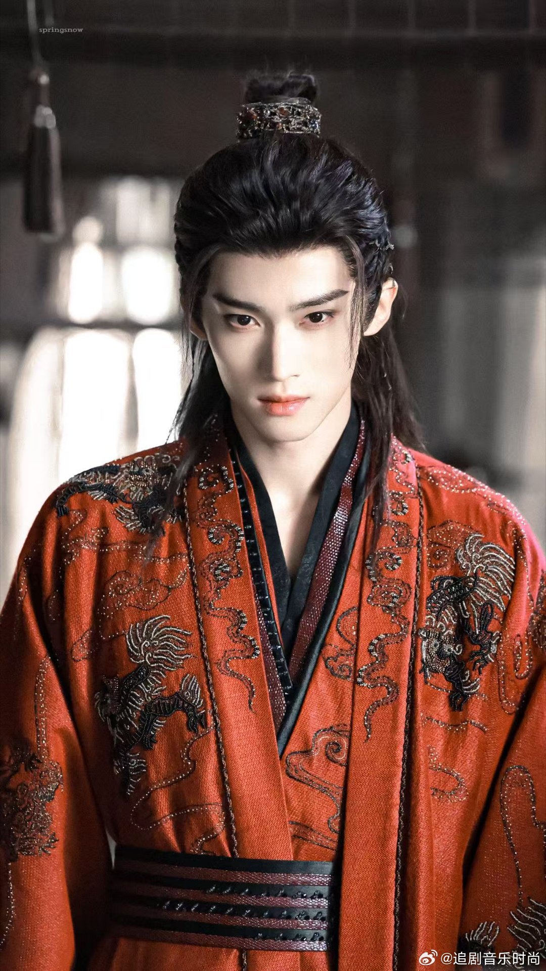 闫桉用眼神区分两个角色太绝了 一边是清冷禁欲的鳞宗大统领，一边是邪气满满的蝶妖大