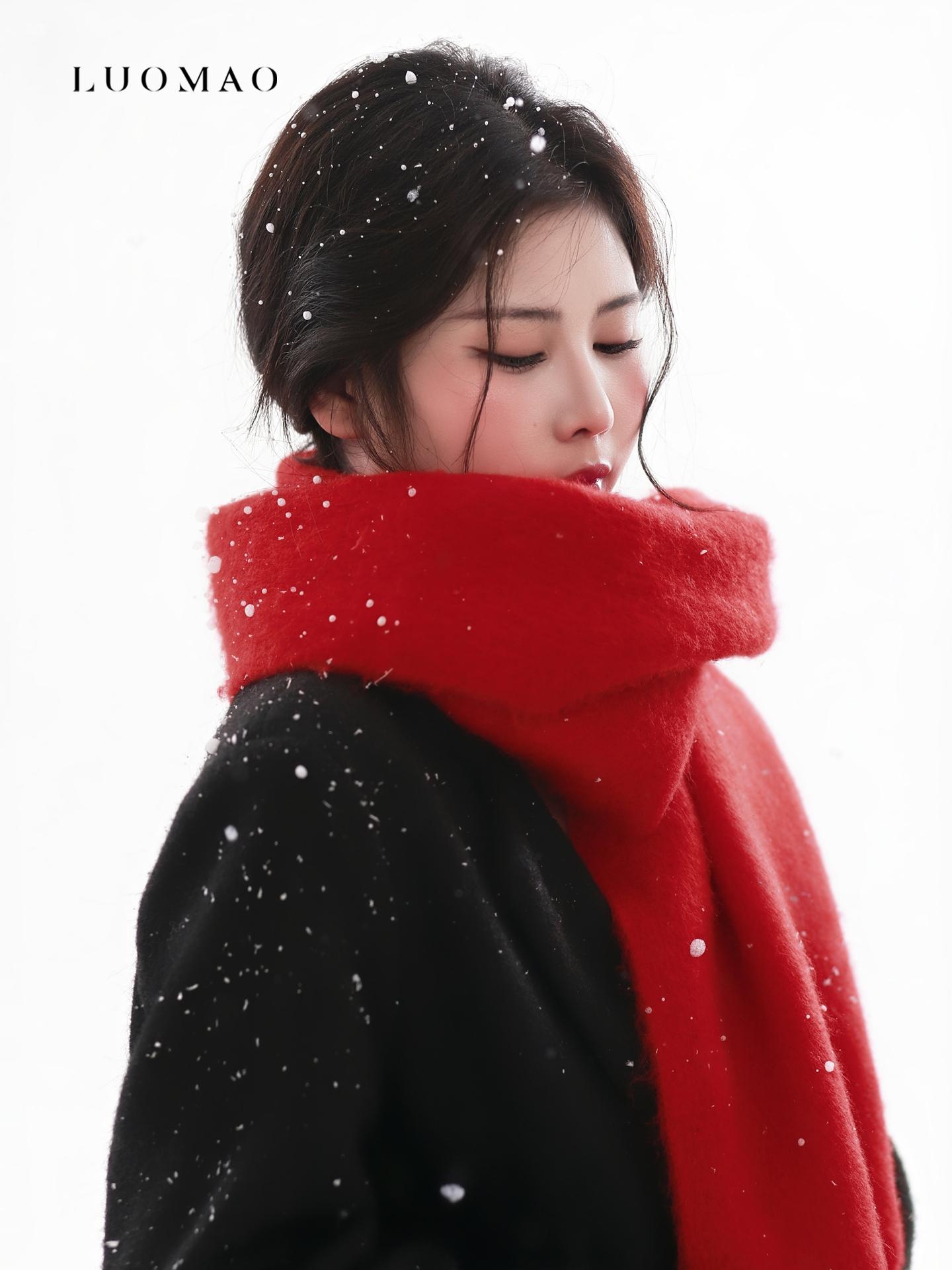 雪地红围巾写真｜冬日氛围直接美到心尖❄️。