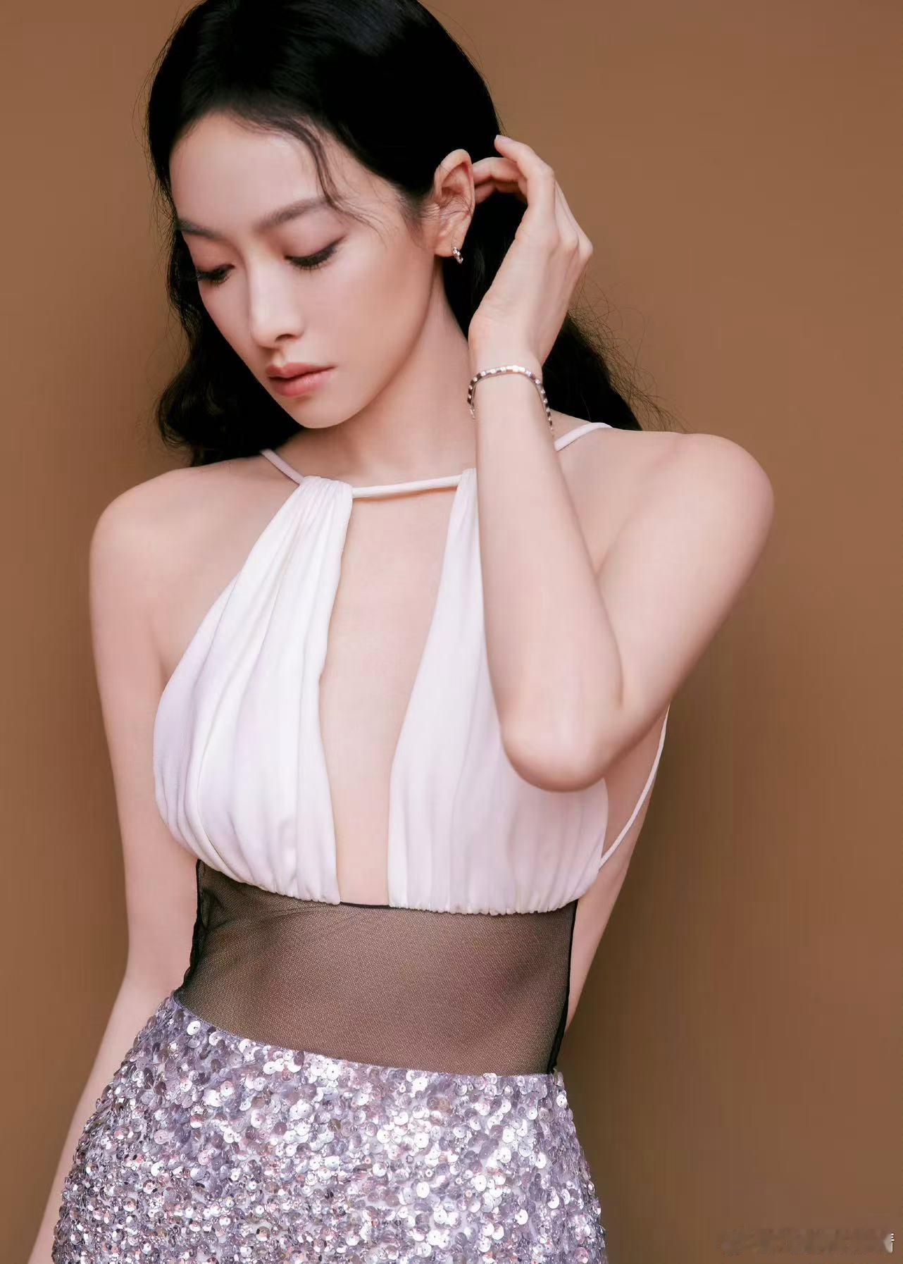 宋茜今天金鸡奖look好辣🥵姐身材真的绝绝子！波光粼粼的美人鱼即视感，和厦门好