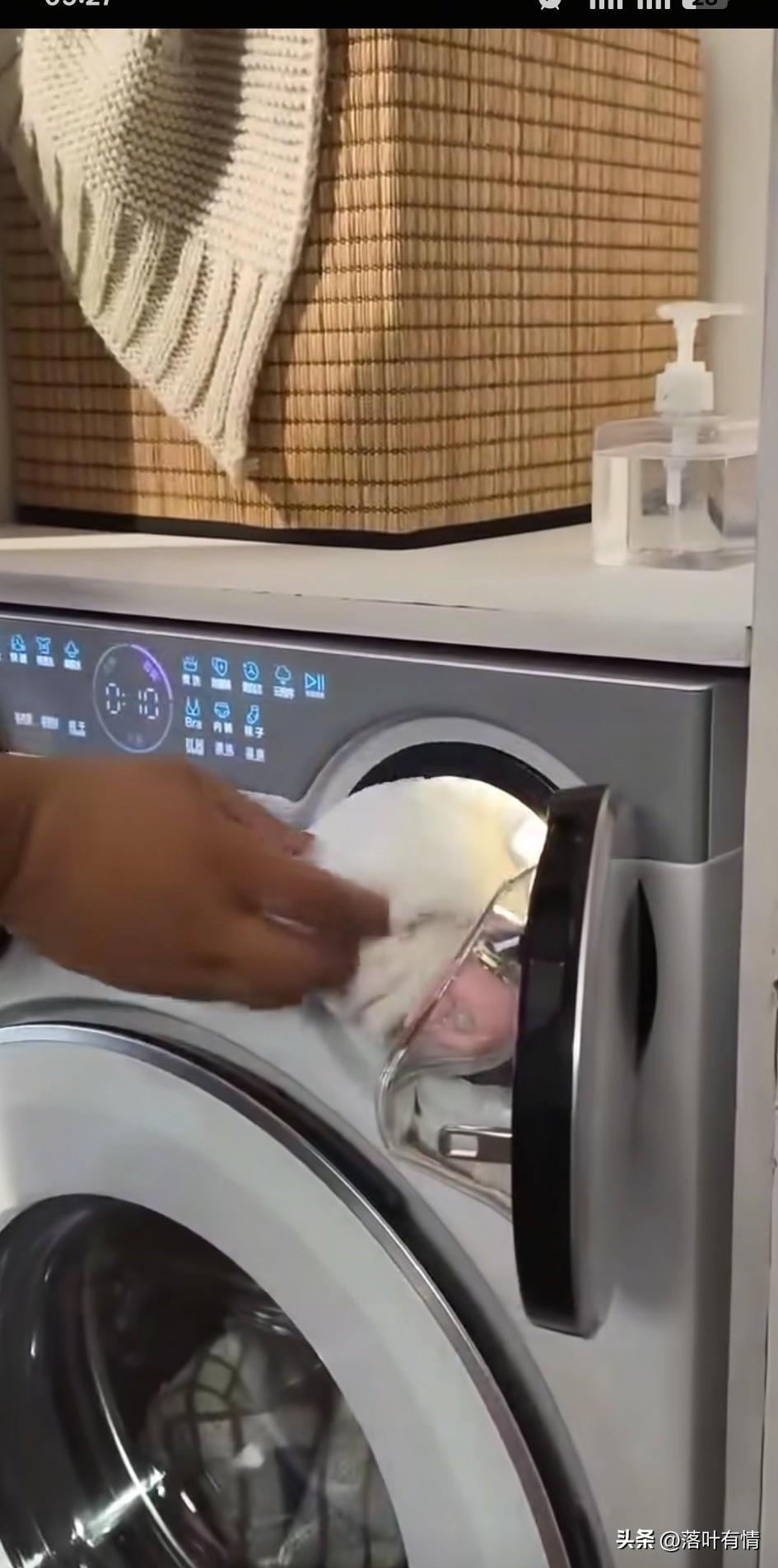 刚买回来这款洗衣机，
 就迫不及待的给大家测试，
这款美的可爱多三桶洗衣机，
