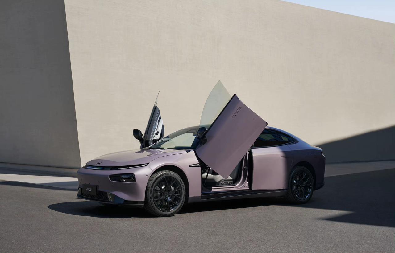 小鹏P7i两驱鹏翼版首发亮相，售价25万？
对比四驱鹏翼版的限时售价28.99万