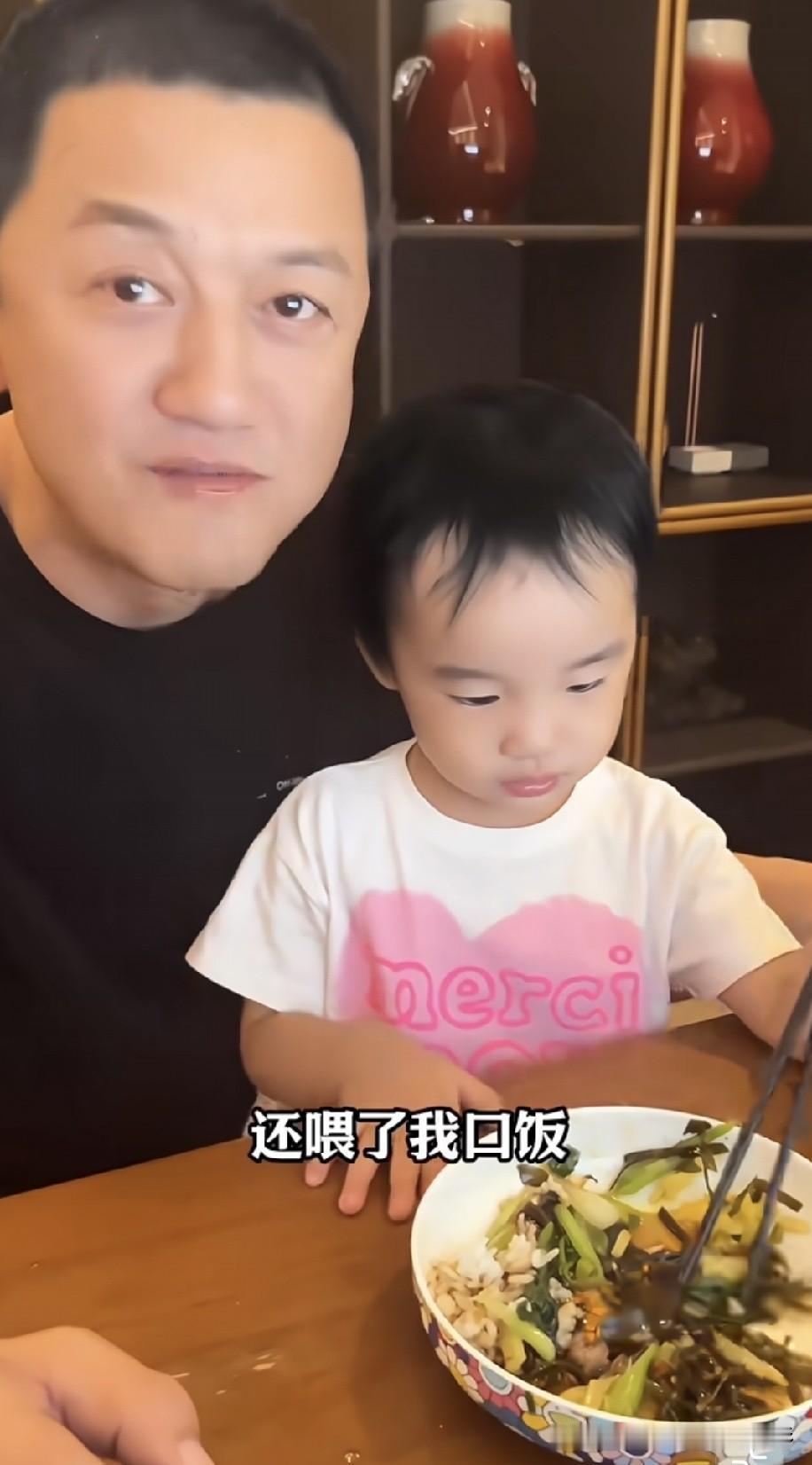 李亚鹏陪伴小女儿吃饭，平淡居家日常，是不是最珍贵的幸福？