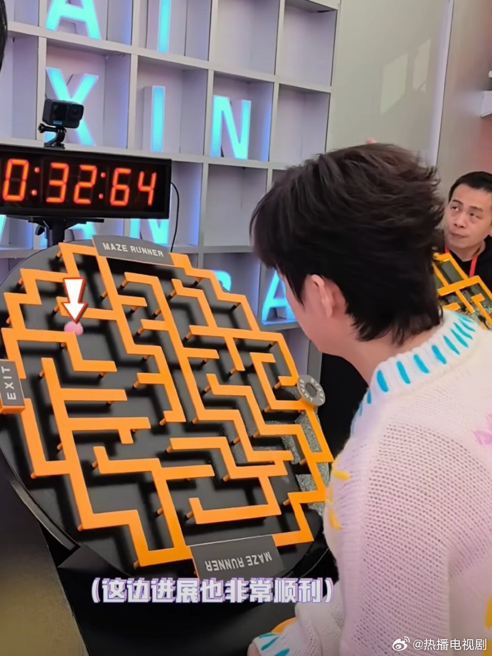 张杰对何炅说输给你我心甘情愿张杰和何炅玩弹珠迷宫比赛，两个人胜负欲拉满，哈哈哈哈