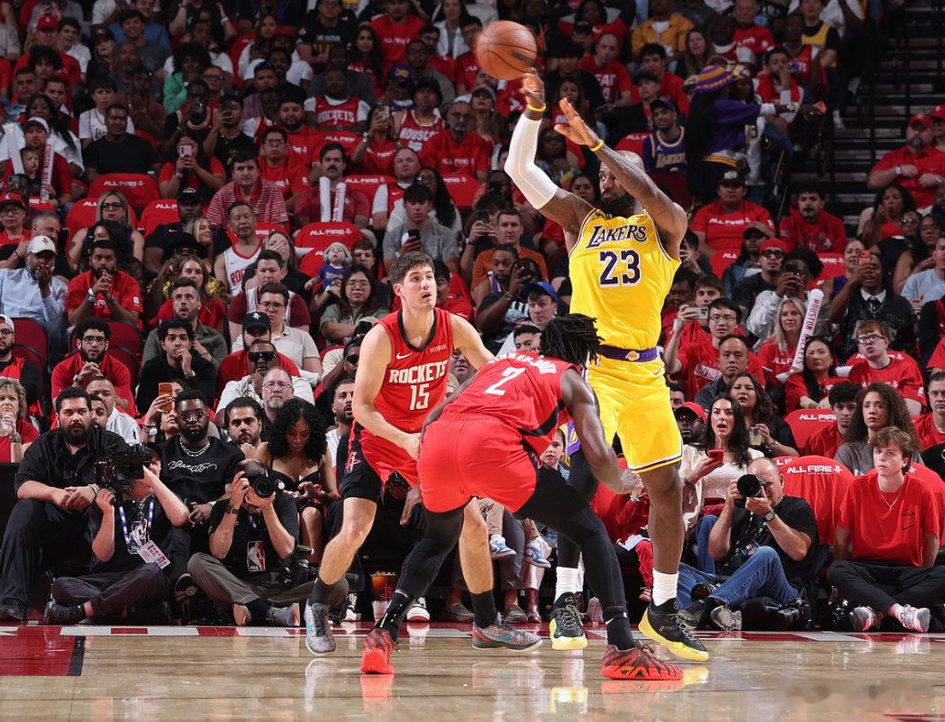 詹姆斯绝平三分 老詹13秒绝平封神！湖人加时112-108险胜火箭 3-0夺赛点